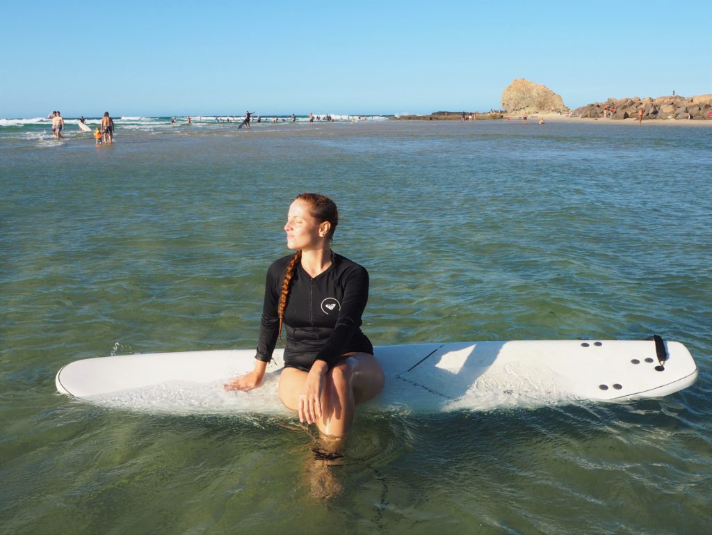 Pózování na surfu, Currumbin, Gold Coast, 2020