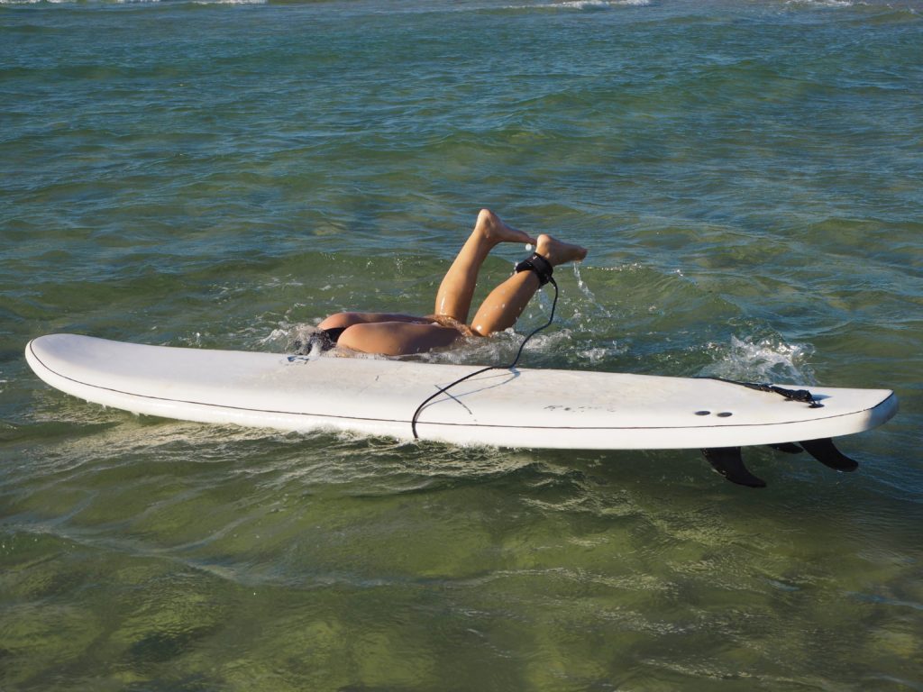 Padání ze surfu, Currumbin, Gold Coast, 2020