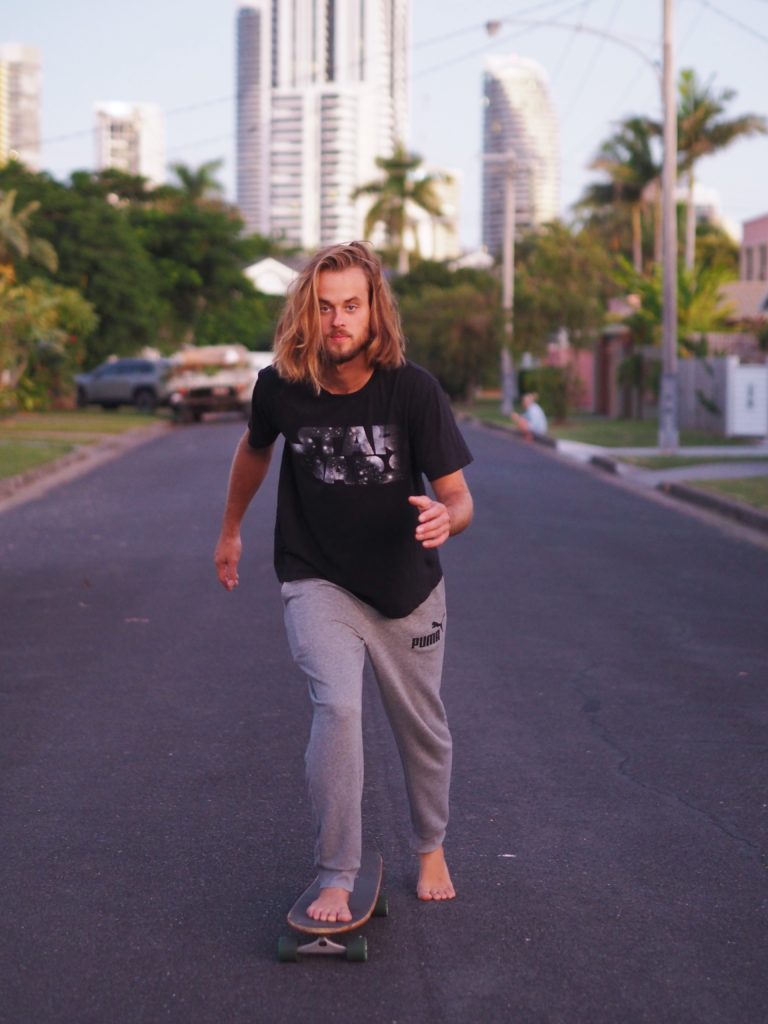 Adam na skateboardu, Broadbeach Waters, Gold Coast, 2020